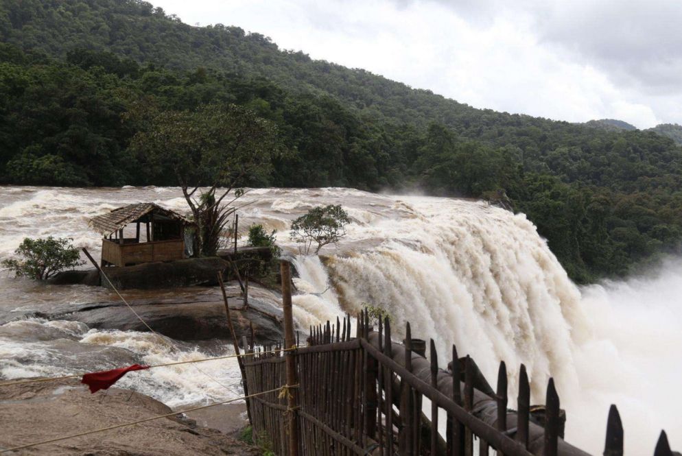 La violenza delle acque nel Kerala (Ansa)