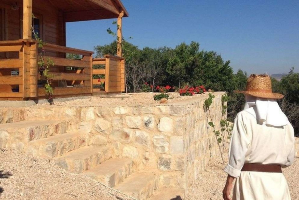 Suor Mauger davanti allo chalet per la preghiera