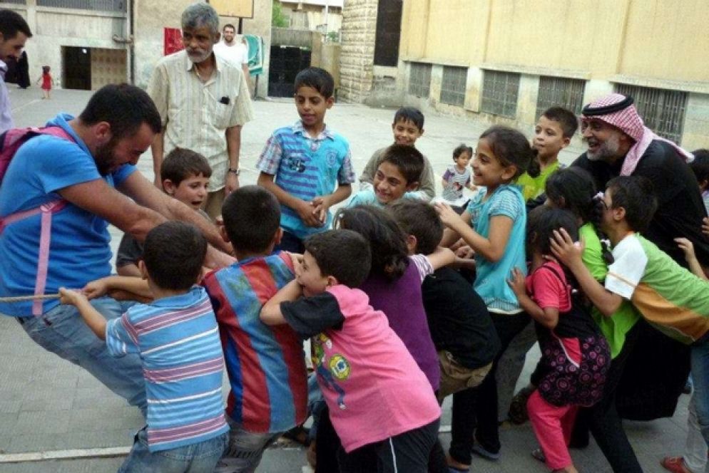 I maristi blu durante una visita ai profughi ad al-Saydé nel 2012: con loro a giocare pure lo sceicco