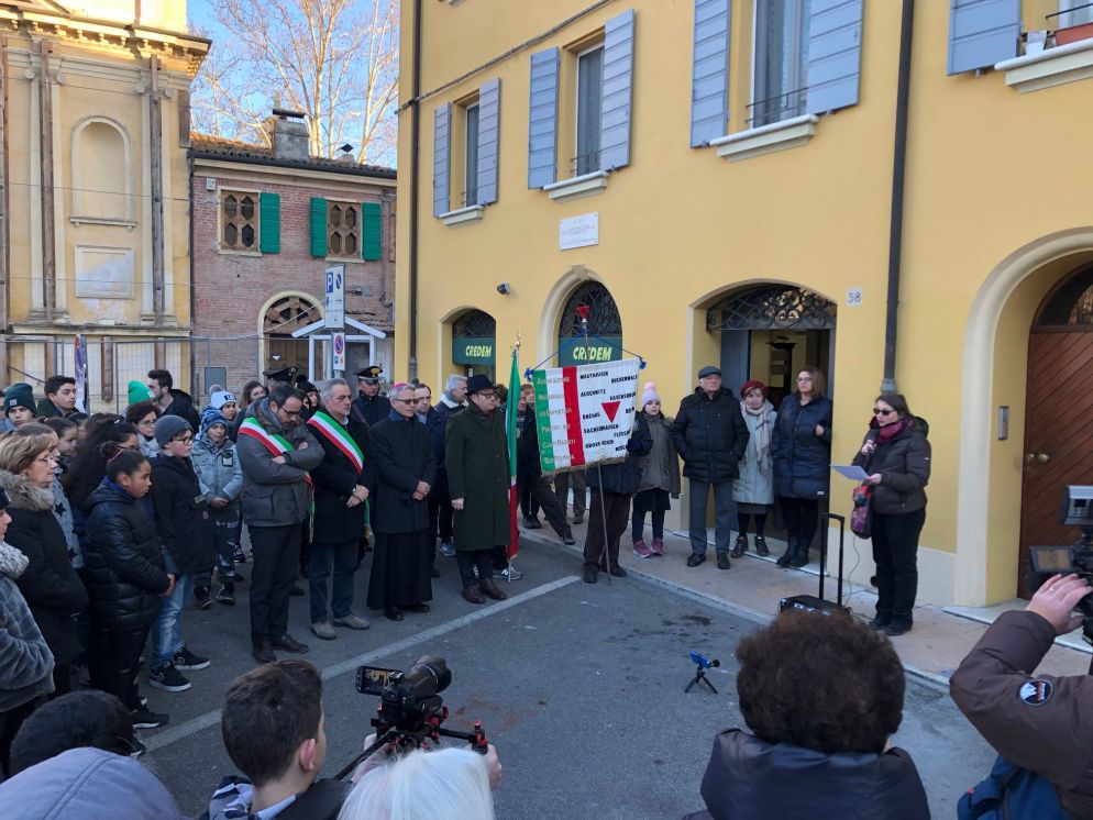 La cerimonia di posa della "pietra d'inciampo" a Mirandola