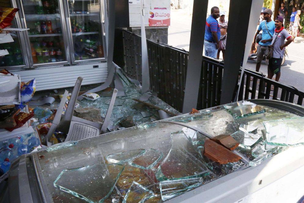 Uno dei negozi assaltati e devastati a Negombo (Ansa)