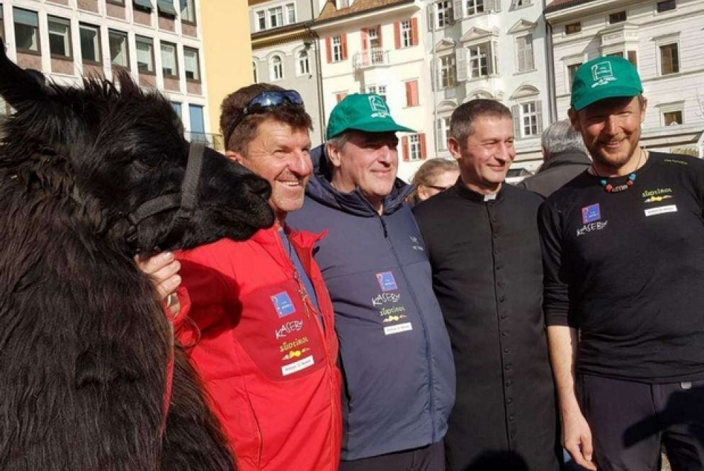 I tre pellegrini con i loro lama in una delle tappe del loro viaggio