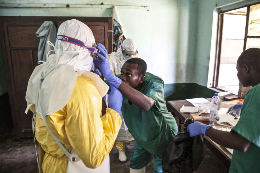 Membri della Croce Rossa equipaggiano i medici che devono fronteggiare ebola (Ansa)