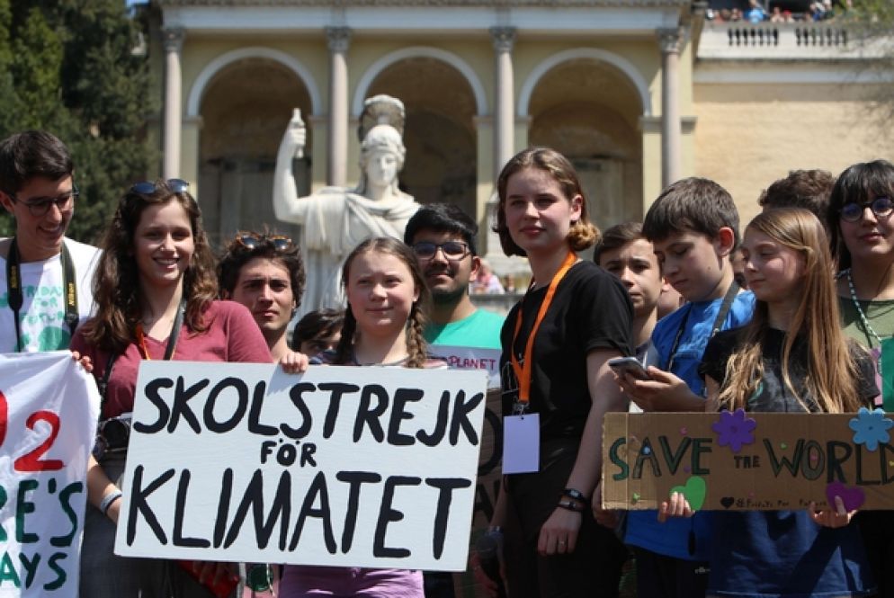 Un'altra immagine di Greta a Roma, giovanissima ambientalista che sta mobilitando i suoi coetanei (Fotogramma)