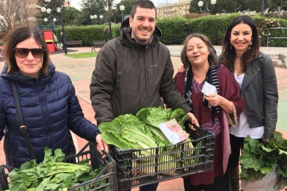 Marco Ranieri, il fondatore del progetto "Avanzi Popolo 2.0", durante un recupero