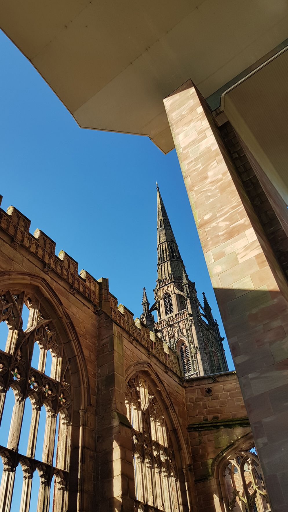 Le rovine della cattedrale gotica e la nuova cattedrale di Coventry (Raul Gabriel)