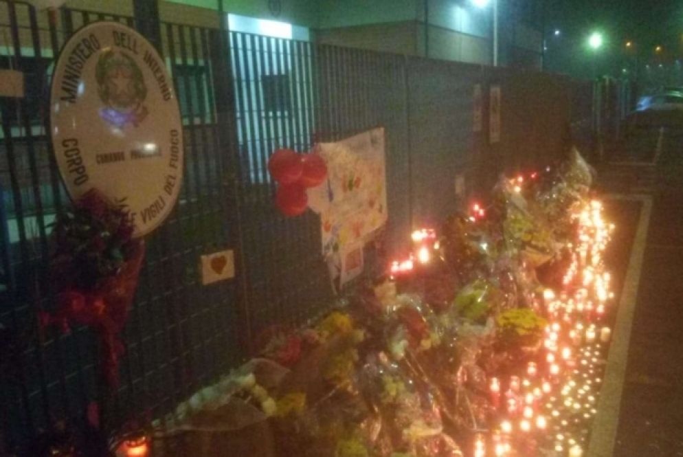 Fiori davanti al Comando dei Vigili del fuoco di Alessandria (Ansa)