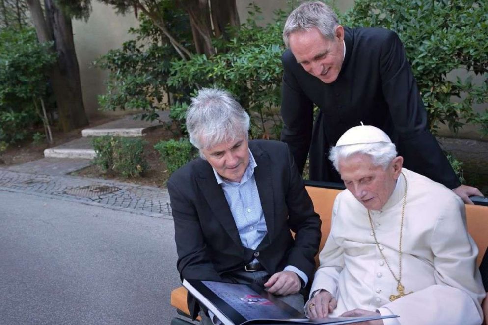 Il Papa emerito con il segretario l’arcivescovo Georg Gänswein e con il fotografo Stefano Spaziani nel monastero Mater Ecclesiae