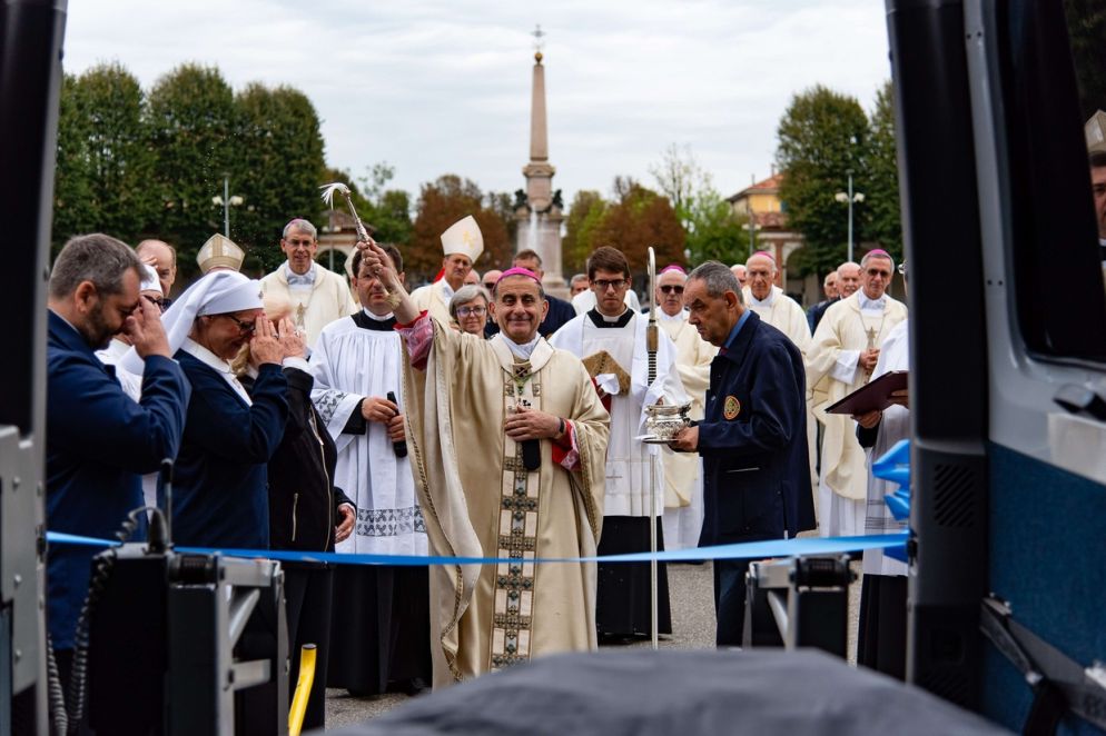 Caravaggio: Delpini benedice il furgone Unitalsi attrezzato per il trasporto di malati di Sla (Itl-Monica Fagioli)