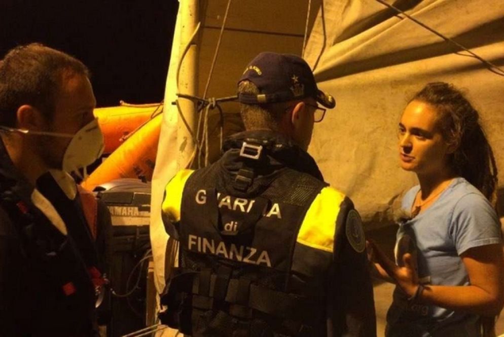 Nella notte di sabato alla capitana della nave, Carola Rackete, 31 anni, è stato notificato da parte della Guardia di finanza il decreto sicurezza bis entrato in vigore il 15 giugno. (Sea Watch / Twitter )