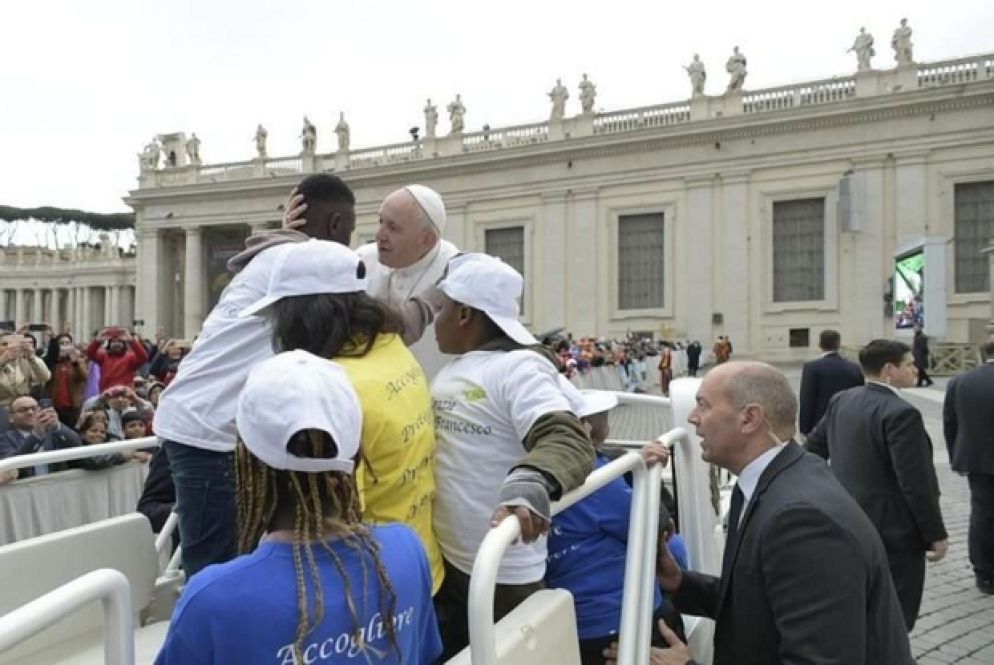 Nel passaggio tra i fedeli prima della udienza generale il Papa ha fatto salire sulla papamobile 8 bambini arrivati dalla Libia con il corridoio umanitario del 29 aprile scorso e su un barcone alcuni mesi fa. Questi bambini sono attualmente ospitati con le loro famiglie nel centro Mondo Migliore di Rocca di Papa e seguiti dalla Cooperativa Auxilium (Vatican Media)
