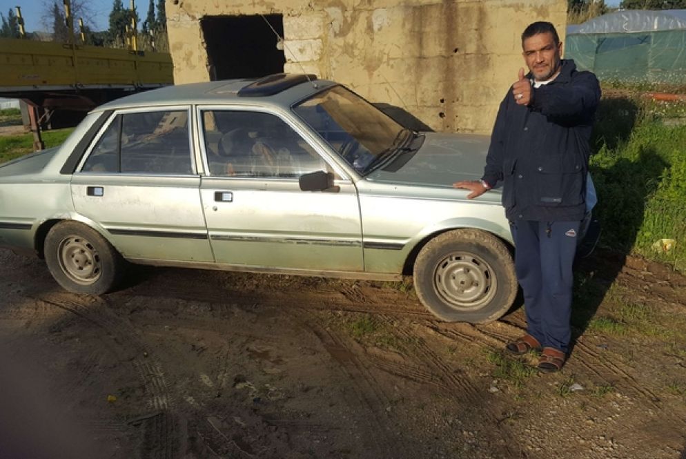 Abu Khaled con la sua automobile "seminuova"