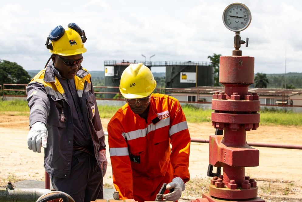 Due tecnici al lavoro in un giacimento in Africa - Eni