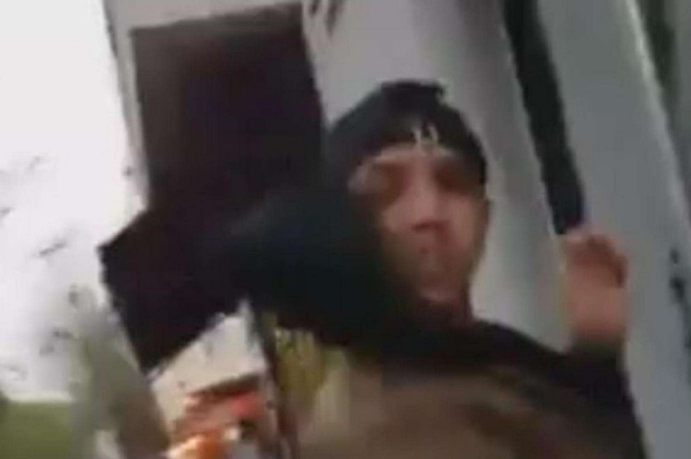 Uno degli aggressori in un fermo immagine del video girato da uno dei due aggrediti e postato su web (Ansa)