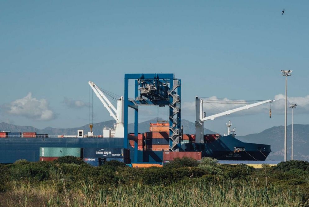 Le operazioni di carico dei container sulla nave mercantile saudita (photo credit Kevin McElvaney)