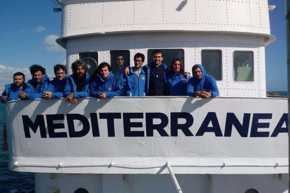 Il sacerdote con l'equipaggio della Mare Jonio (Mediterranea)