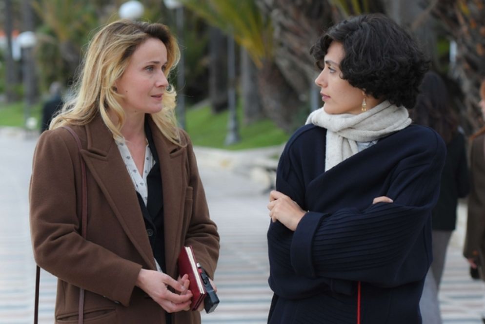 Lucia Mascino è la giornalista che intervista Mia Martini (Serena Rossi) nel film "Io sono Mia"