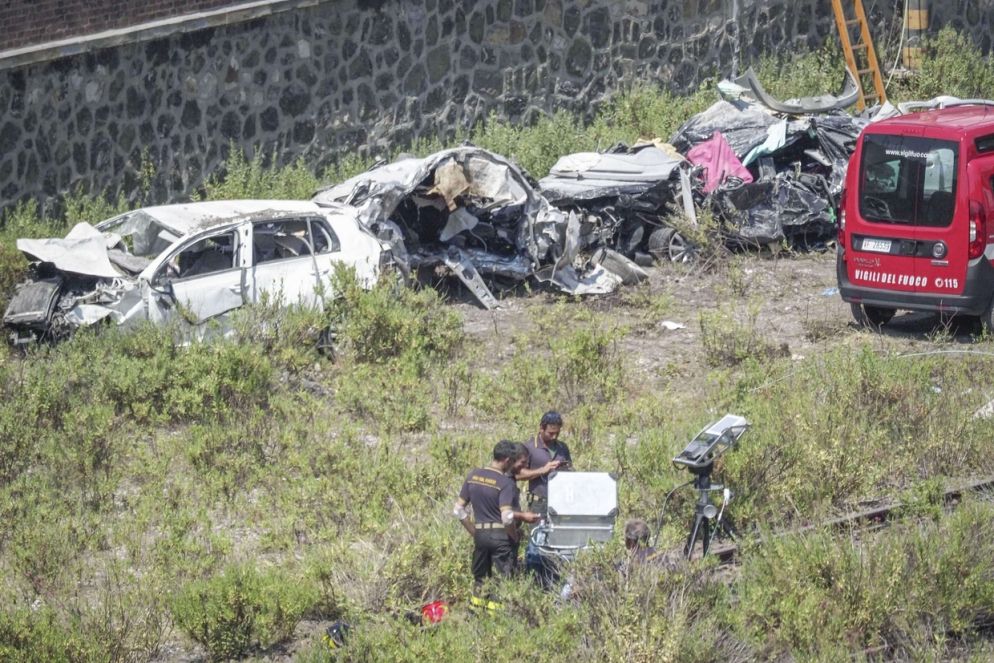 La ricerca dei corpi a Genova (Fotogramma)