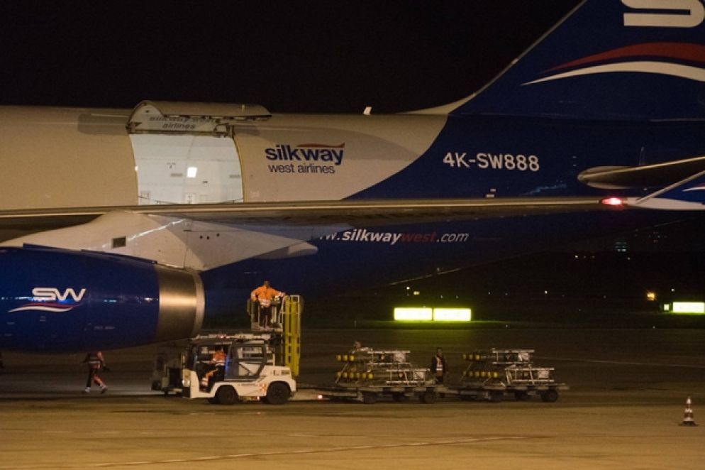 Le bombe Rwm dirette in Yemen vengono caricate su un aereo all’aeroporto di Cagliari