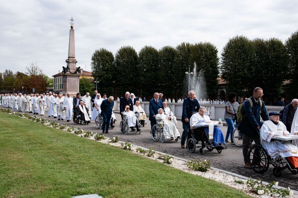 Caravaggio: i sacerdoti in processione dal Centro di Spiritualità al Santuario (Itl-Monica Fagioli)