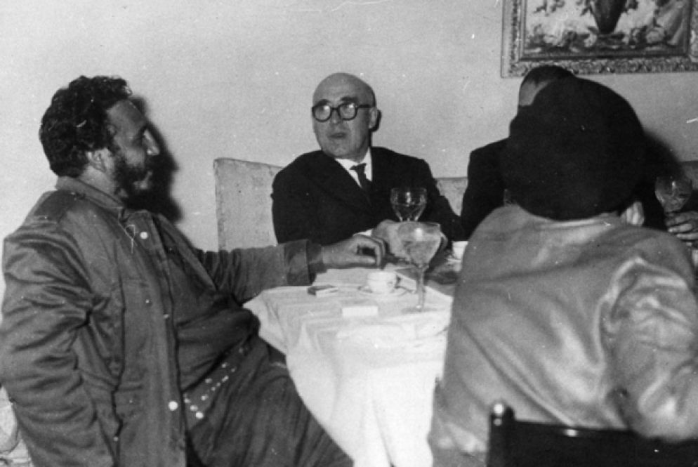 Zavattini nel 1959 a Cuba con Fidel Castro