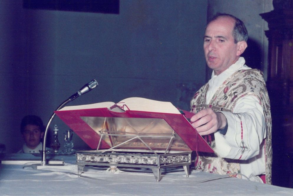 Padre Pino Puglisi durante una Messa