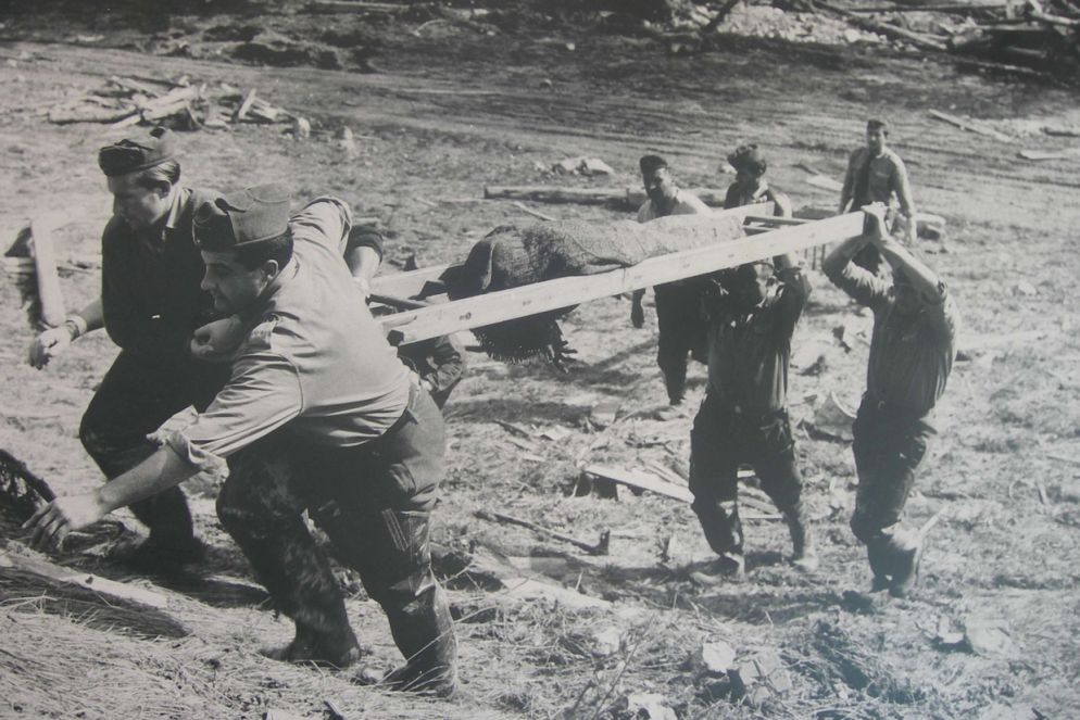 Una vittima trasportata dai soccorritori, dal docufilm “Vajont per non dimenticare”