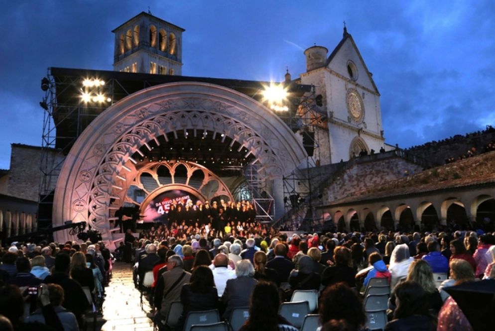 Il palcoscenico di "Con il cuore, nel nome di Francesco" ad Assisi