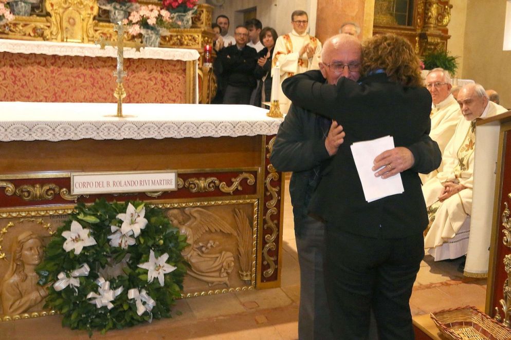 L'abbraccio tra Alfonso Rivi, cugino del beato, e Meris Corghi