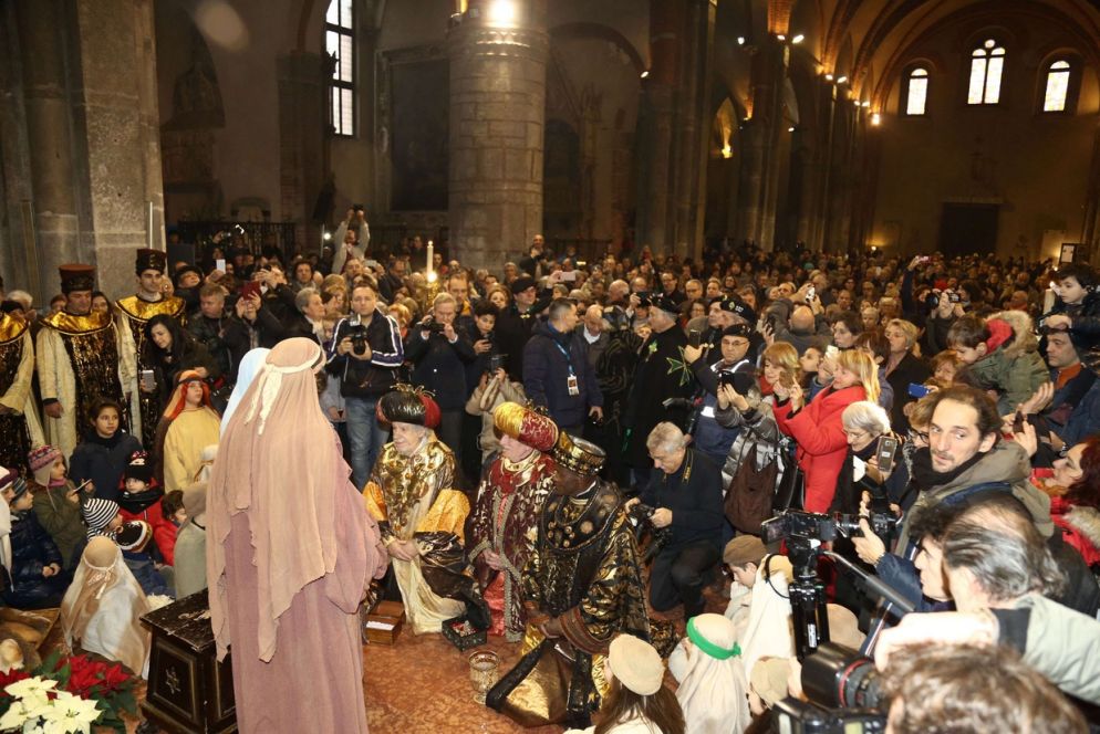 Nella Basilica, gremita, l'omaggio dei Magi al Bambino Gesù (Fotogramma)
