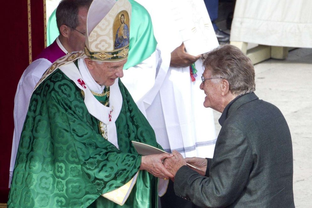 Olmi con papa Benedetto XVI nell'ottobre del 2012 in piazza San Pietro (Ansa)