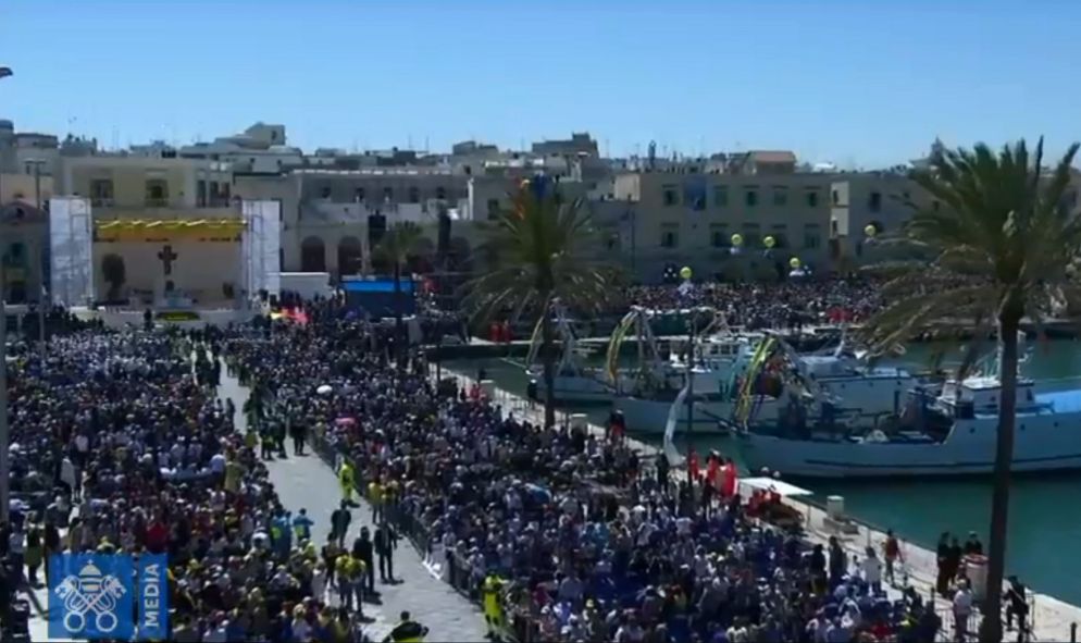 La celebrazione della Messa sul porto di Molfetta (fermo immagine da Vatican News)