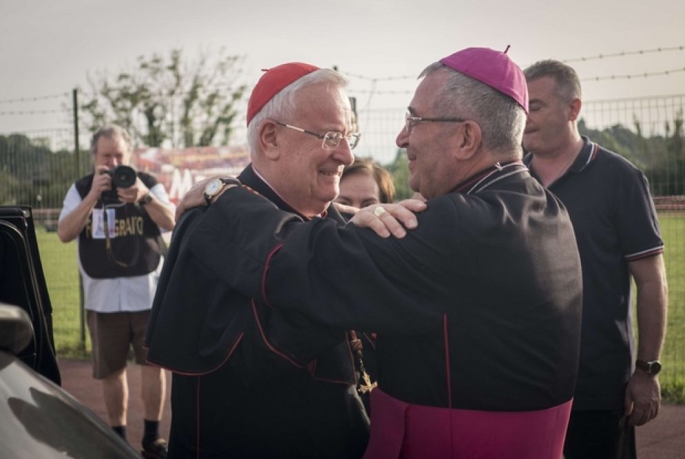 Il cardinale Bassetti abbraccia il vescovo emerito di Fabriano-Matelica Giancarlo Vecerrica