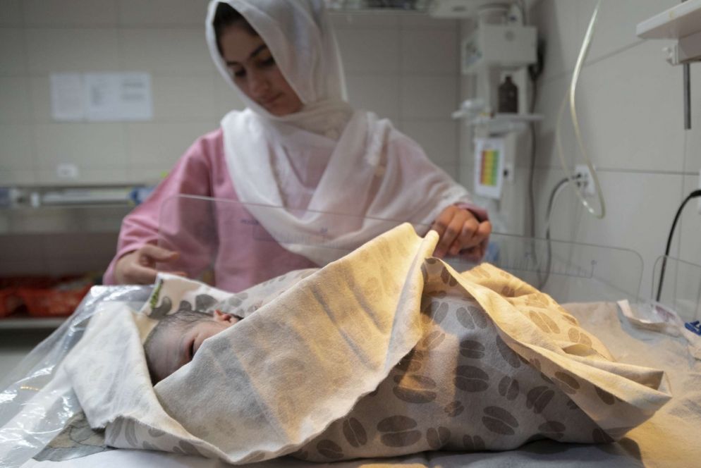 Una dipendente del Centro di maternità al lavoro con un neonato (Emergency/Carlotta Marucci)