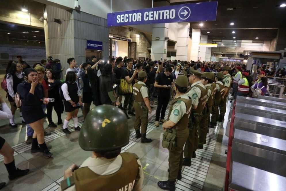 L'esercito presidia le stazioni della metro a Santiago (Ansa)