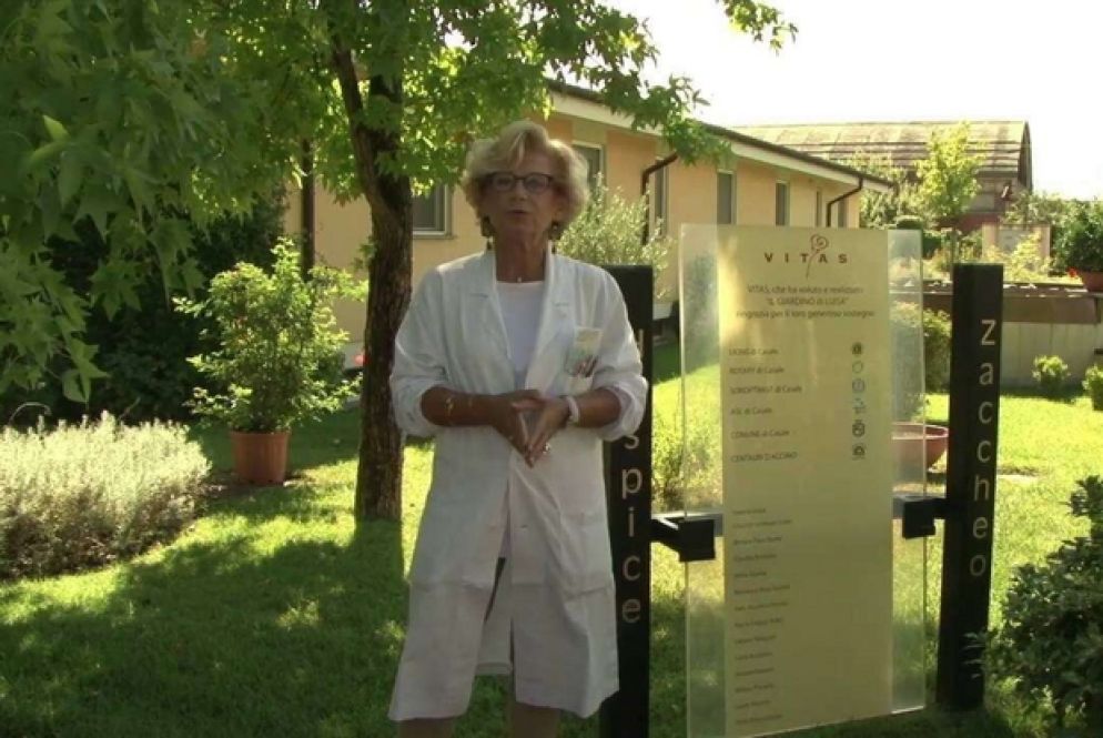 L'oncologa nel giardino dell'hospice di Casale Monferrato. Qui ogni anno vengono accolti e accompagnati a morire 250 malati