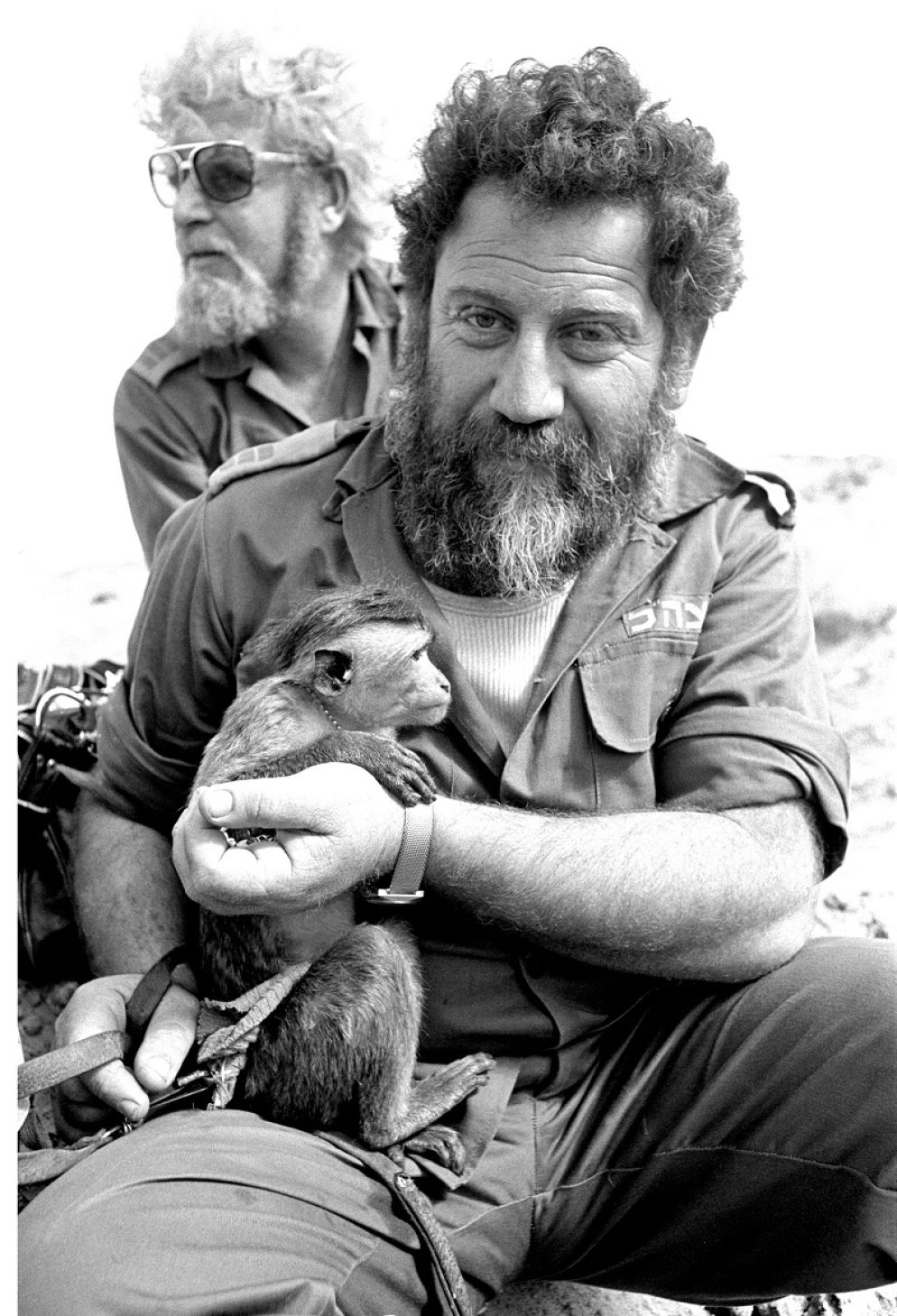 Due membri delle ultime unità dell’esercito israeliano poco prima di ritirarsi dalla testa di ponte in Egitto, creata da Israele sul lato occidentale del Canale di Suez, dopo gli accordi di pace seguiti alla guerra dello Yom Kippur, Deversoir, Egitto, 21 febbraio 1974 © courtesy UN Photo/Yutaka Nagata