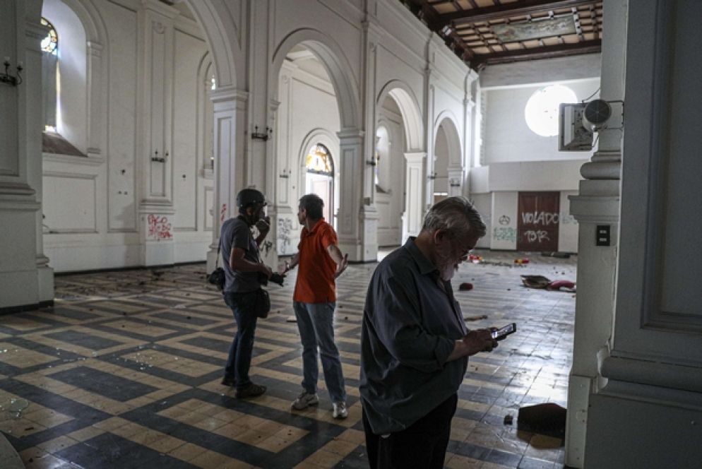 L'interno della chiesa profanata e depredata (Ansa/Ap)