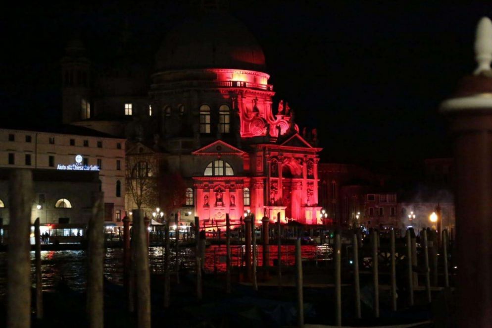 I luoghi più caratteristici di Venezia illuminati in occasione di "Venezia in rosso", inziativa del Patriarcato di Venezia e dell'associazione Aiuto alla Chiesa che soffre per ricordare le persecuzioni contro i cristiani. ANSA/UFFICIO STAMPA COMUNE DI VENEZIA