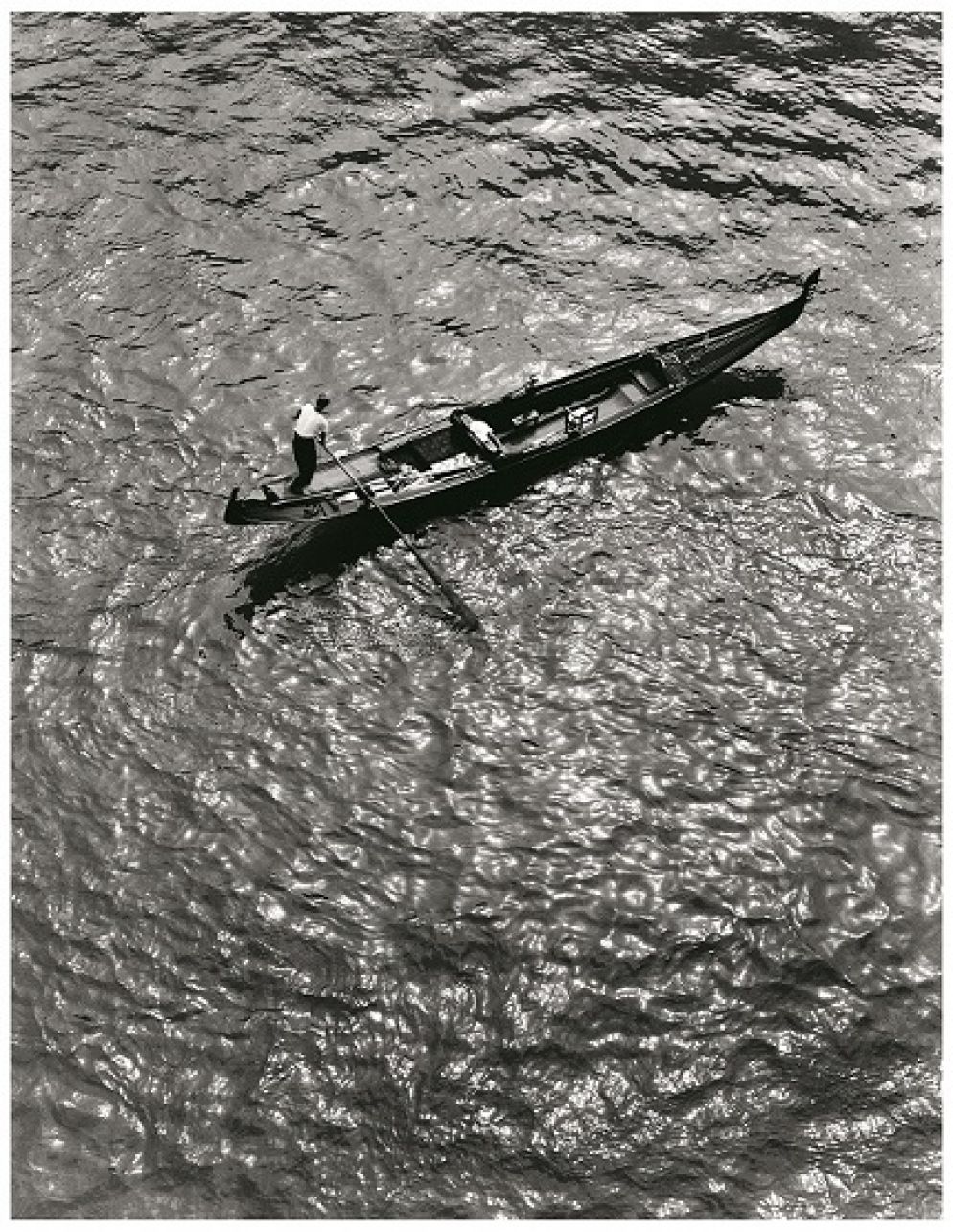 Gondola dall'alto del Ponte di Rialto, 1953 (© Fondazione Fulvio Roiter)