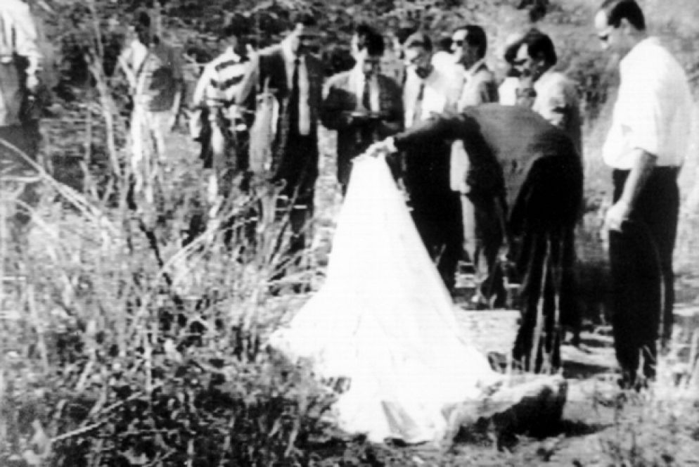 Il corpo del giudice Livatino coperto da un lenzuolo nel luogo dell'omicidio (foto Ansa)