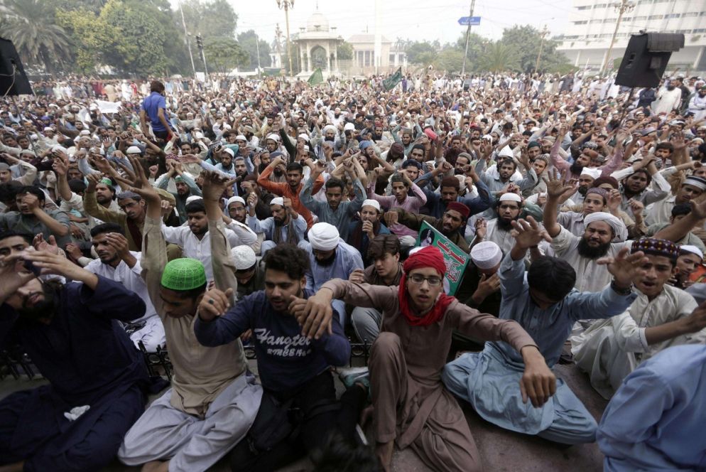 Manifestazioni a Lahore (Ansa)