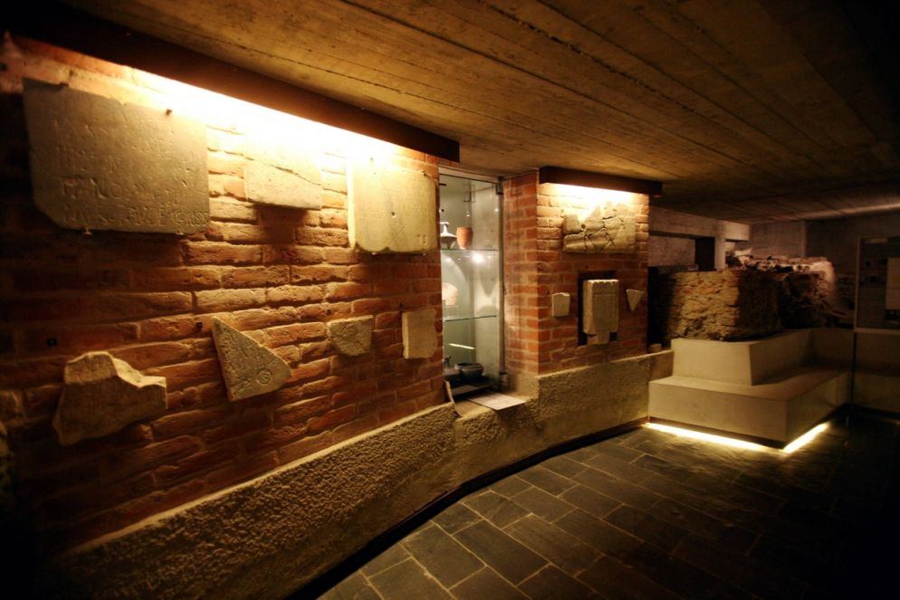 Un scorcio del cimitero paleocristiano sotto la Basilica di Sant'Eustorgio (Fotogramma)