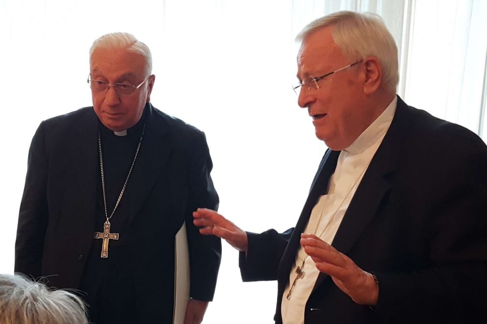 Il nunzio apostolico Luigi Pezzuto e il cardinale Gualtiero Bassetti