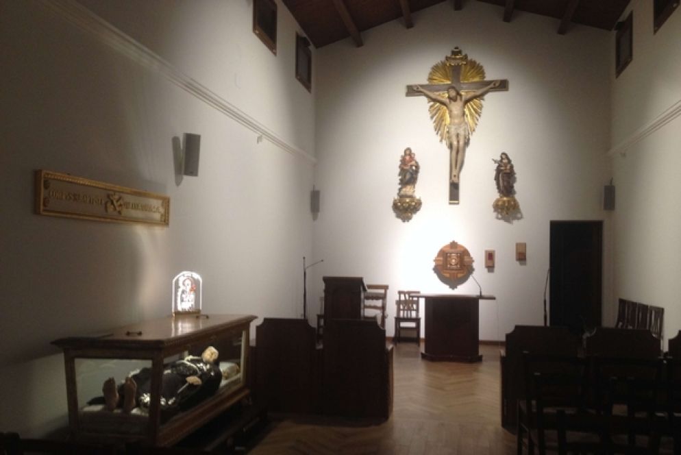 Nella chiesa viene custodito nuovamente in una teca il corpo della mistica di Camerino, santa Camilla Battista, morta il 31 maggio 1524, che fu abbadessa del monastero. (Foto di Laura Badaracchi)