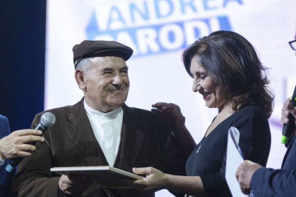 Daniele Cossellu riceve da Elena Ledda l’Albo d’Oro 2018 del Premio Andrea Parodi a Cagliari