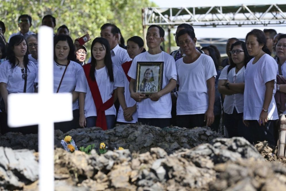 L'addio a una delle vittime nell'attacco di domenica alle chiese cristiane a Surabaya (Ansa)