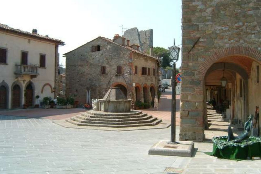 La piazza di Civitella in Val di Chiana intitolata a don Alcide Lazzeri