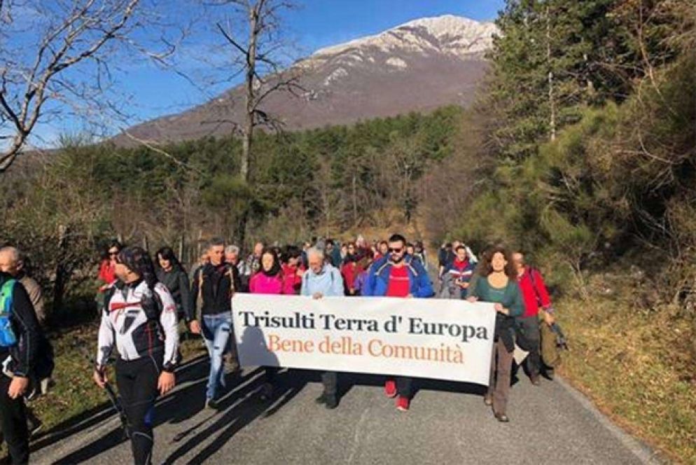 Un momento del corteo anti-Bannon ieri da Collepardo a Trisulti (Ansa)