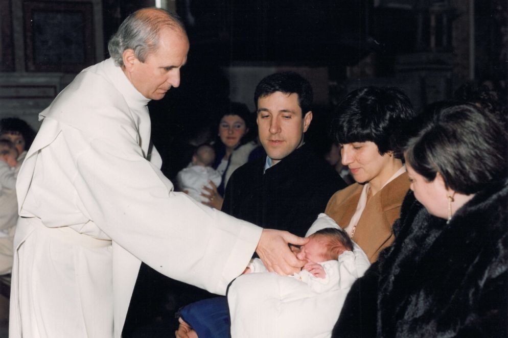 Padre Pino Puglisi durante un Battesimo